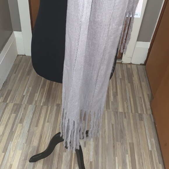 LC Lauren Conrad gray oblong fringe scarf! - Picture 2 of 3